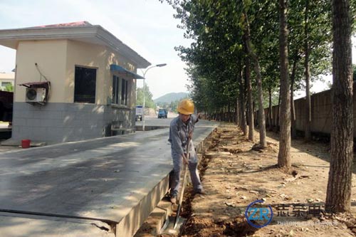 4月28日祝賀中標陜西少華建造工程礦山用100噸地磅(尺寸3x16米)