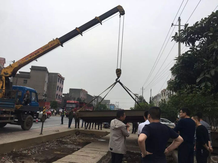 河州105國道旁3家地磅被湖南河洲街辦聯合市公路局依法撤除