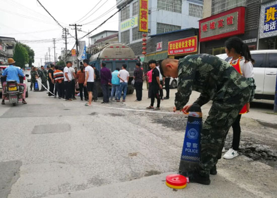 圖為事故現場消費武警正在調查