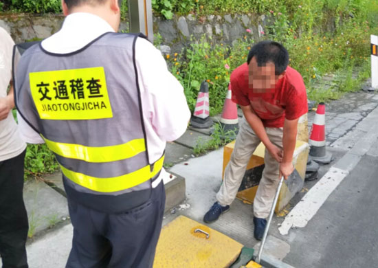 圖為司機向收費員演示地磅減重技巧